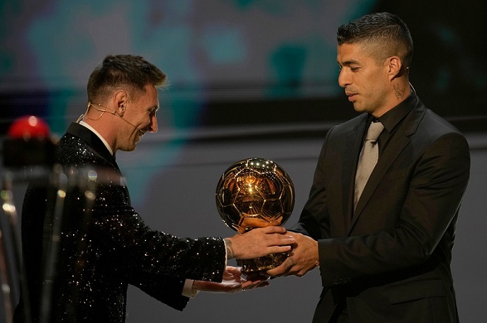 Messi was presented the award by Luis Suarez