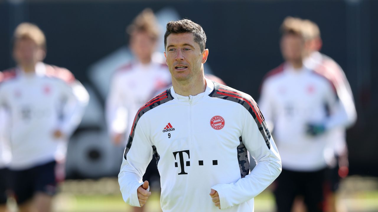 Lewandowski vs youngster in squad