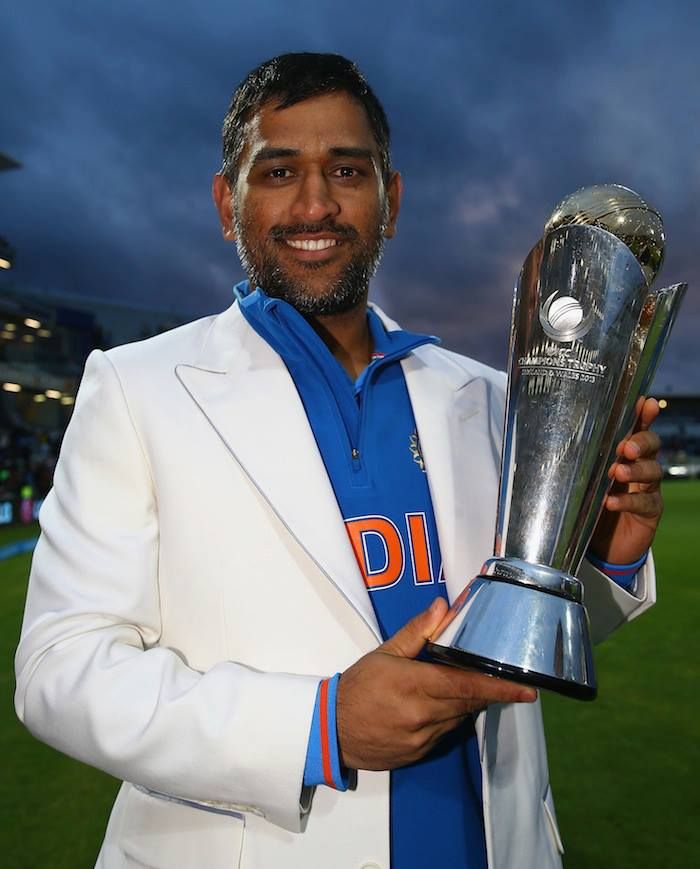 dhoni with 2013 champions trophy